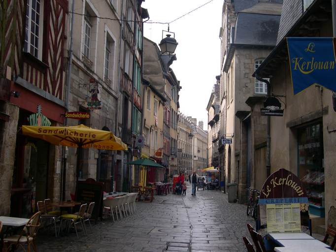 petite rue bordée de restaurants